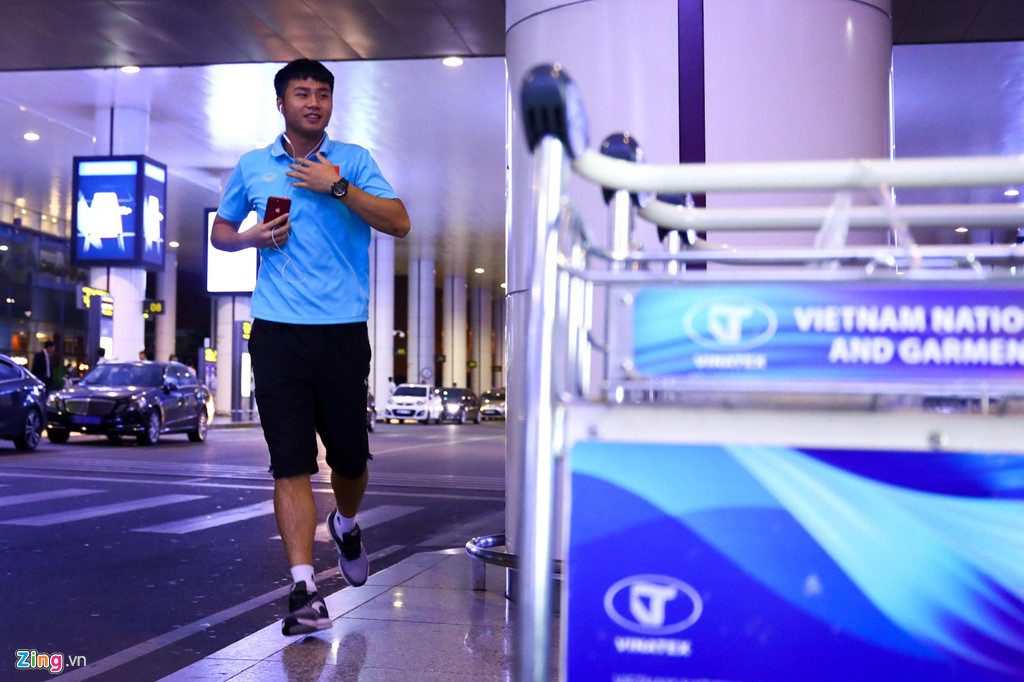 Thủ môn U22 Việt Nam suýt bị bỏ lại ở sân bay Nội Bài-4