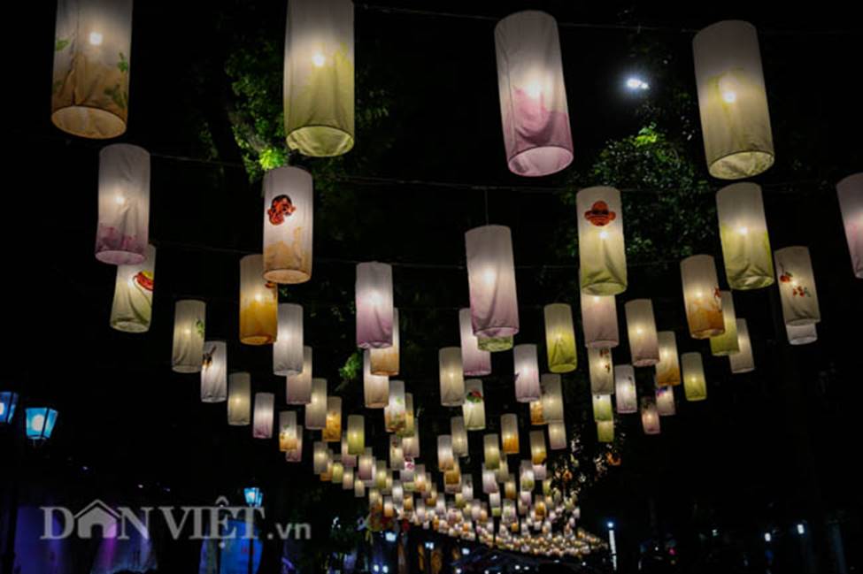 Ảnh: Phố bích họa Phùng Hưng lung linh bởi hàng trăm đèn trung thu-1