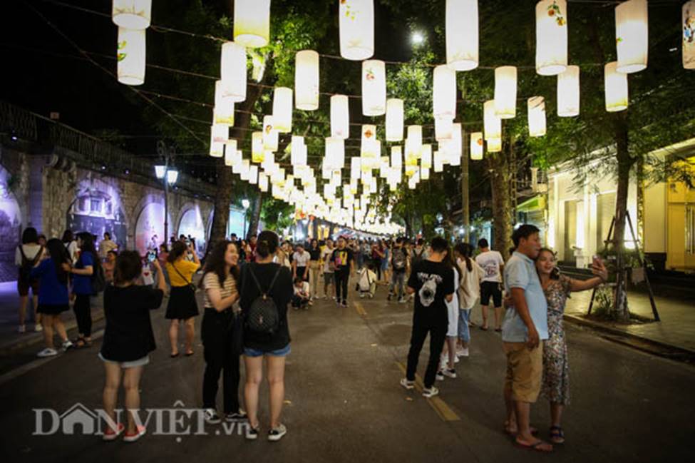 Ảnh: Phố bích họa Phùng Hưng lung linh bởi hàng trăm đèn trung thu-2