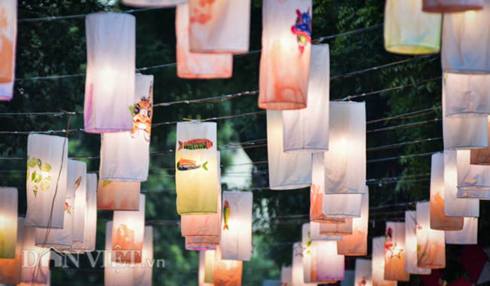 Ảnh: Phố bích họa Phùng Hưng lung linh bởi hàng trăm đèn trung thu-4