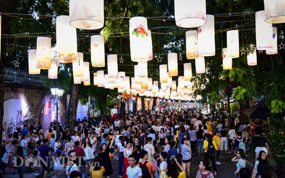Ảnh: Phố bích họa Phùng Hưng lung linh bởi hàng trăm đèn trung thu-5