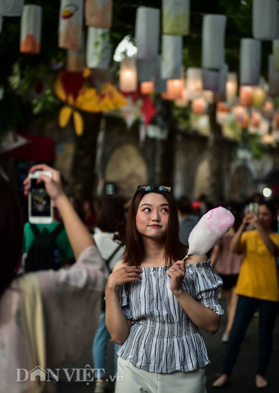 Ảnh: Phố bích họa Phùng Hưng lung linh bởi hàng trăm đèn trung thu-6