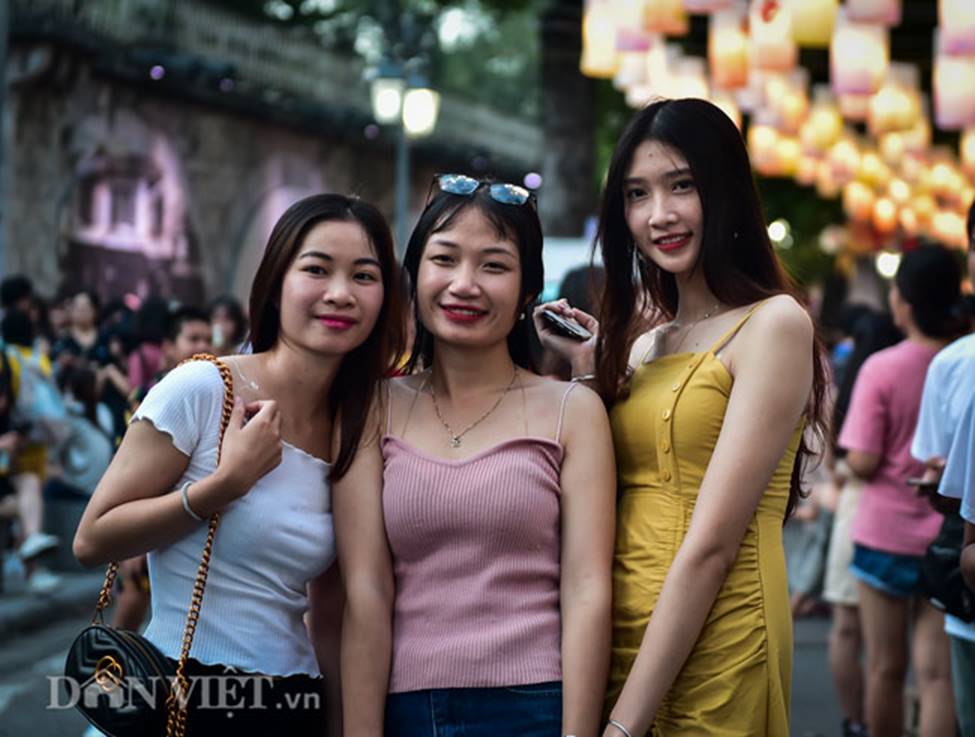 Ảnh: Phố bích họa Phùng Hưng lung linh bởi hàng trăm đèn trung thu-7