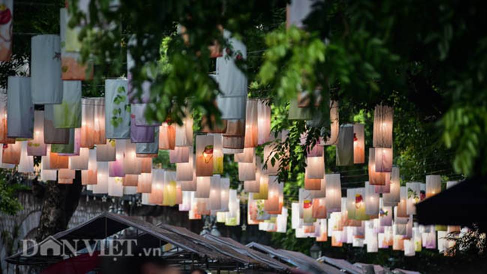 Ảnh: Phố bích họa Phùng Hưng lung linh bởi hàng trăm đèn trung thu-8