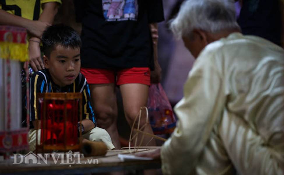 Ảnh: Phố bích họa Phùng Hưng lung linh bởi hàng trăm đèn trung thu-9