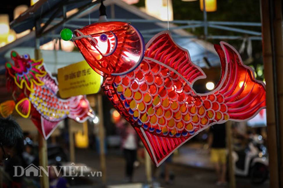 Ảnh: Phố bích họa Phùng Hưng lung linh bởi hàng trăm đèn trung thu-10