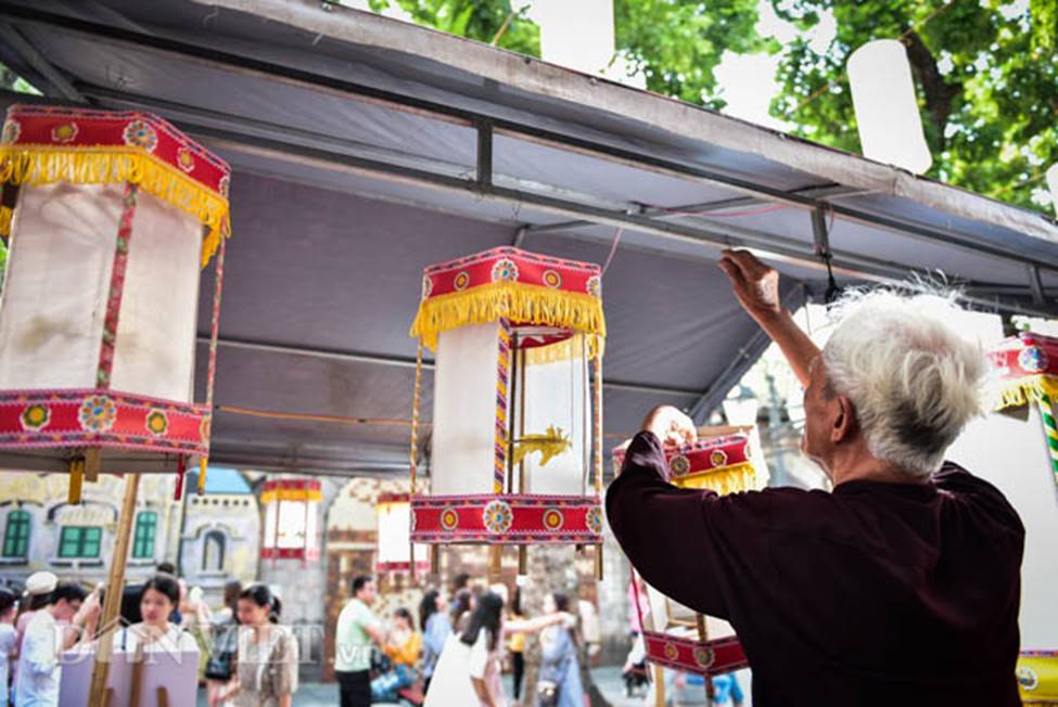 Ảnh: Phố bích họa Phùng Hưng lung linh bởi hàng trăm đèn trung thu-11