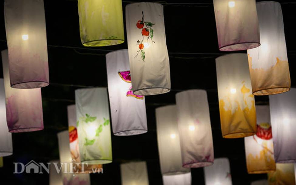 Ảnh: Phố bích họa Phùng Hưng lung linh bởi hàng trăm đèn trung thu-12