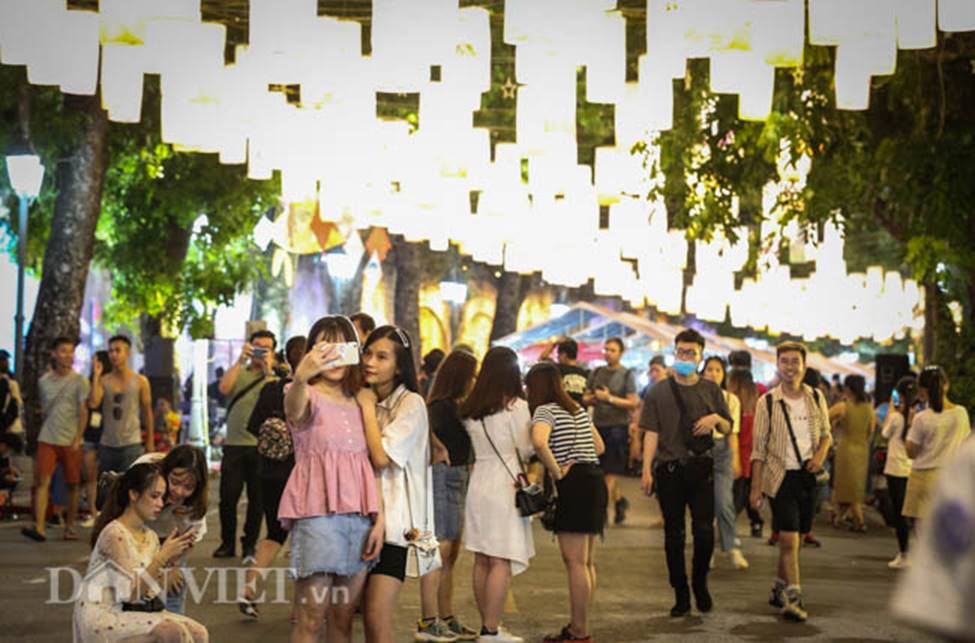 Ảnh: Phố bích họa Phùng Hưng lung linh bởi hàng trăm đèn trung thu-13
