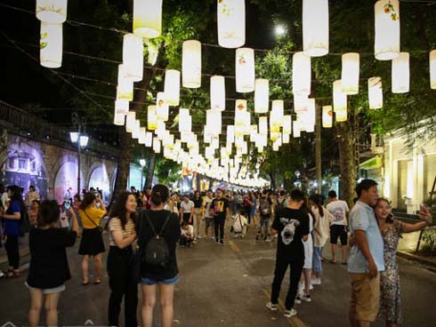 Biển người chôn chân ở phố bích họa Phùng Hưng, trẻ nhỏ hào hứng cùng bố mẹ đón Tết Trung thu-41