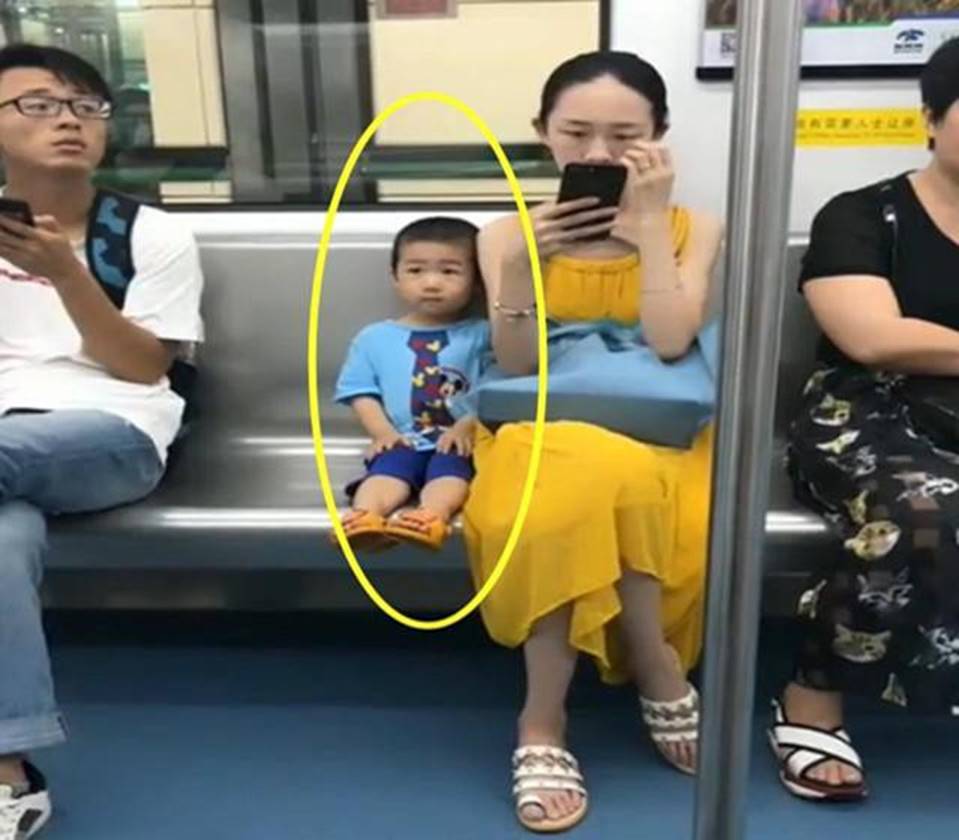 Ai cũng đoán đây là đứa trẻ ngoan, được giáo dục tốt chỉ vì biểu hiện này khi ngồi cạnh mẹ-1