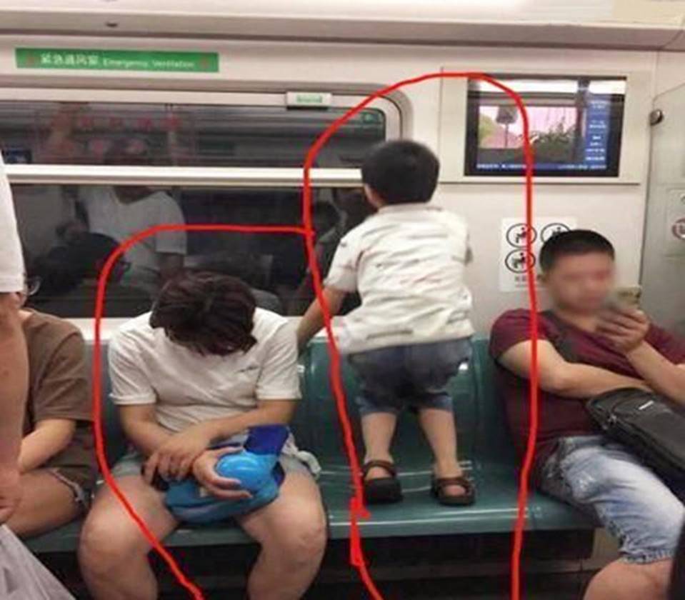 Ai cũng đoán đây là đứa trẻ ngoan, được giáo dục tốt chỉ vì biểu hiện này khi ngồi cạnh mẹ-2