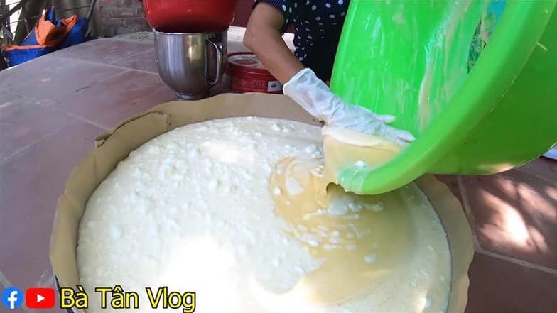 Giỏi như bà Tân Vlog: Bột trộn lõng bõng mà vẫn nướng được cốt bánh căng đét, dân làm bánh đành ngả mũ chịu thua-2