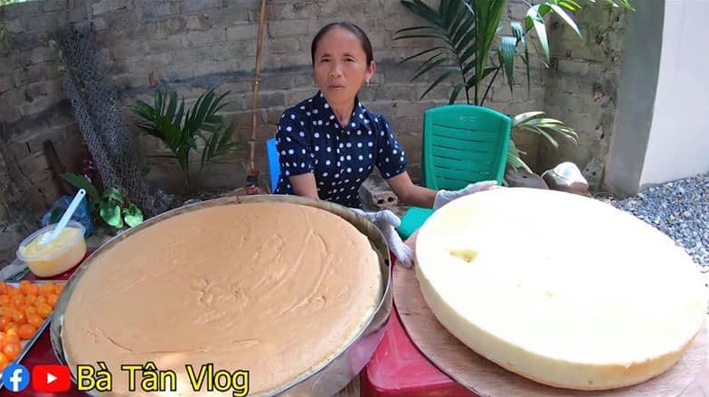 Giỏi như bà Tân Vlog: Bột trộn lõng bõng mà vẫn nướng được cốt bánh căng đét, dân làm bánh đành ngả mũ chịu thua-3