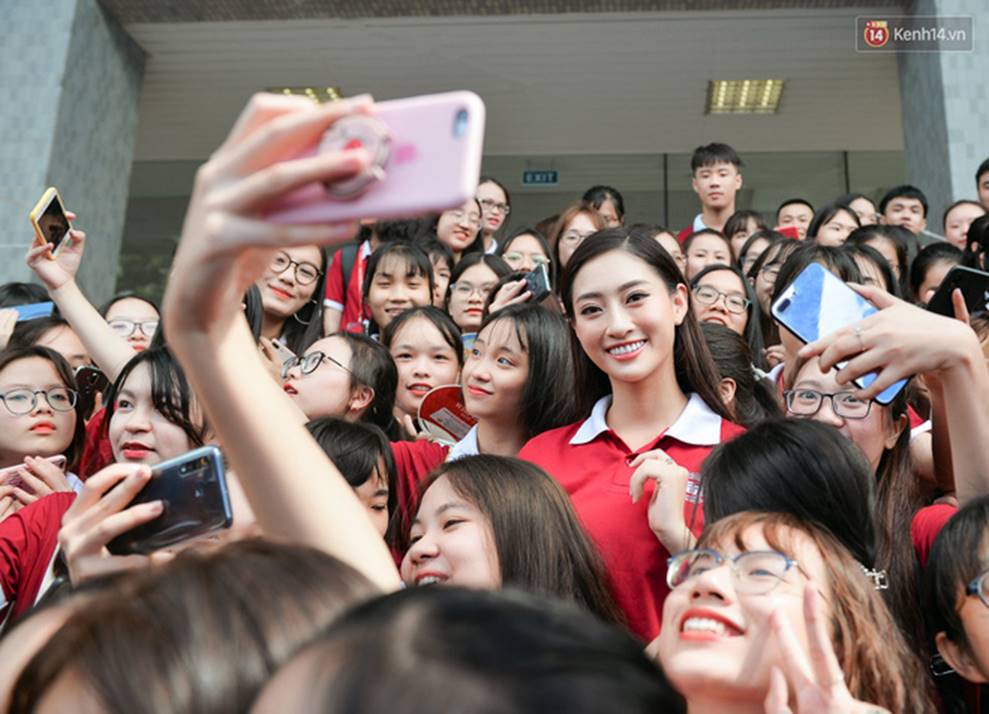 Hoa hậu Lương Thùy Linh đẹp xuất sắc trong ngày khai giảng Ngoại thương, khẳng định chưa có ý định Nam tiến để tập trung cho học tập-10