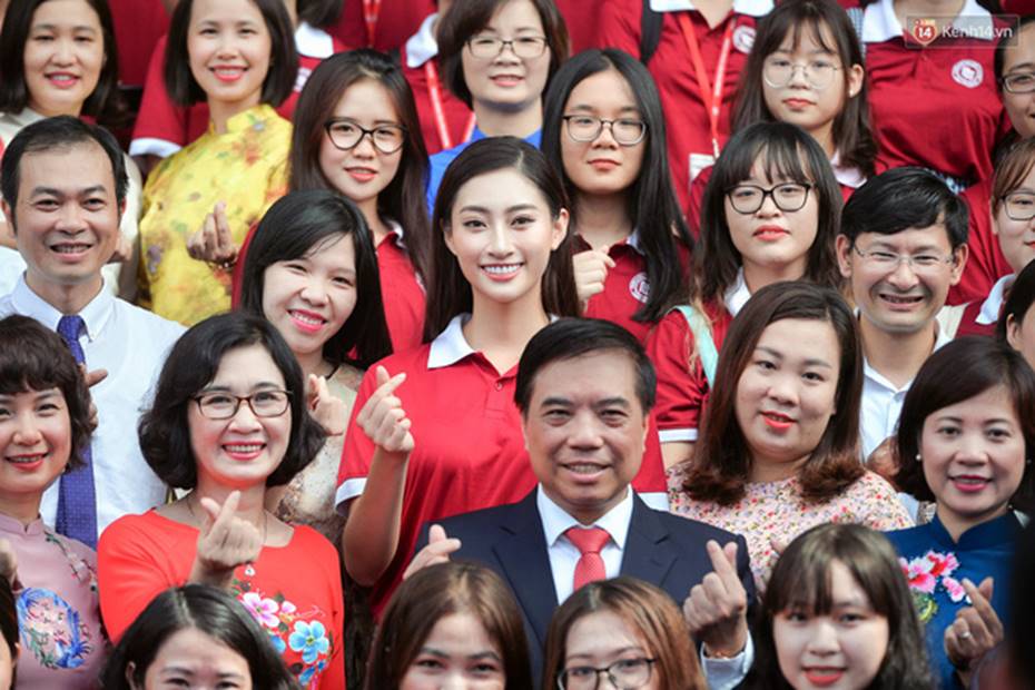 Hoa hậu Lương Thùy Linh đẹp xuất sắc trong ngày khai giảng Ngoại thương, khẳng định chưa có ý định Nam tiến để tập trung cho học tập-3