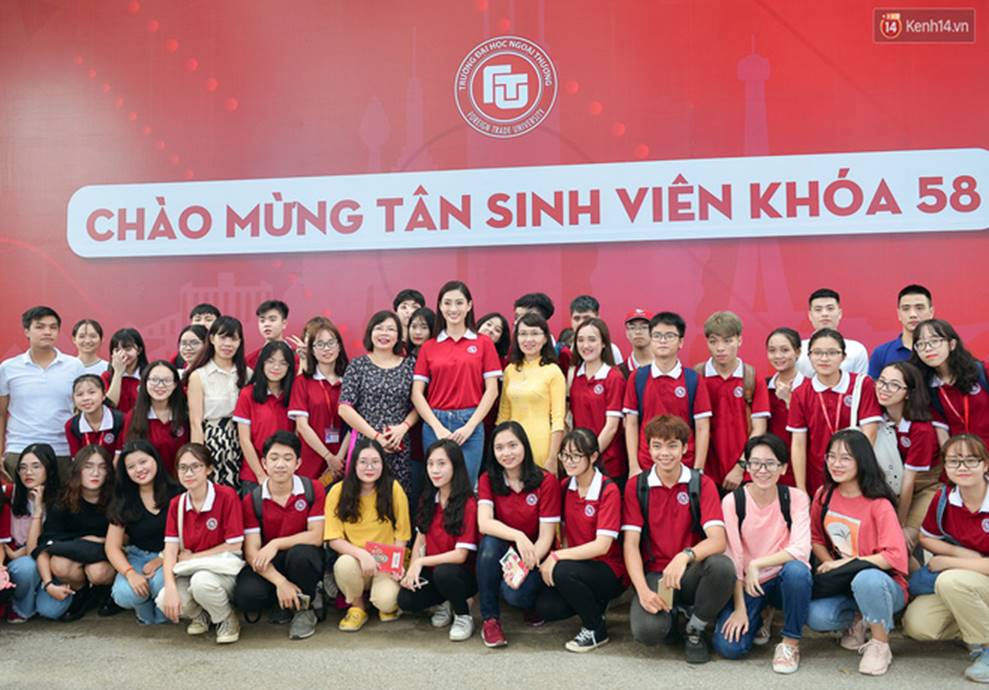 Hoa hậu Lương Thùy Linh đẹp xuất sắc trong ngày khai giảng Ngoại thương, khẳng định chưa có ý định Nam tiến để tập trung cho học tập-6
