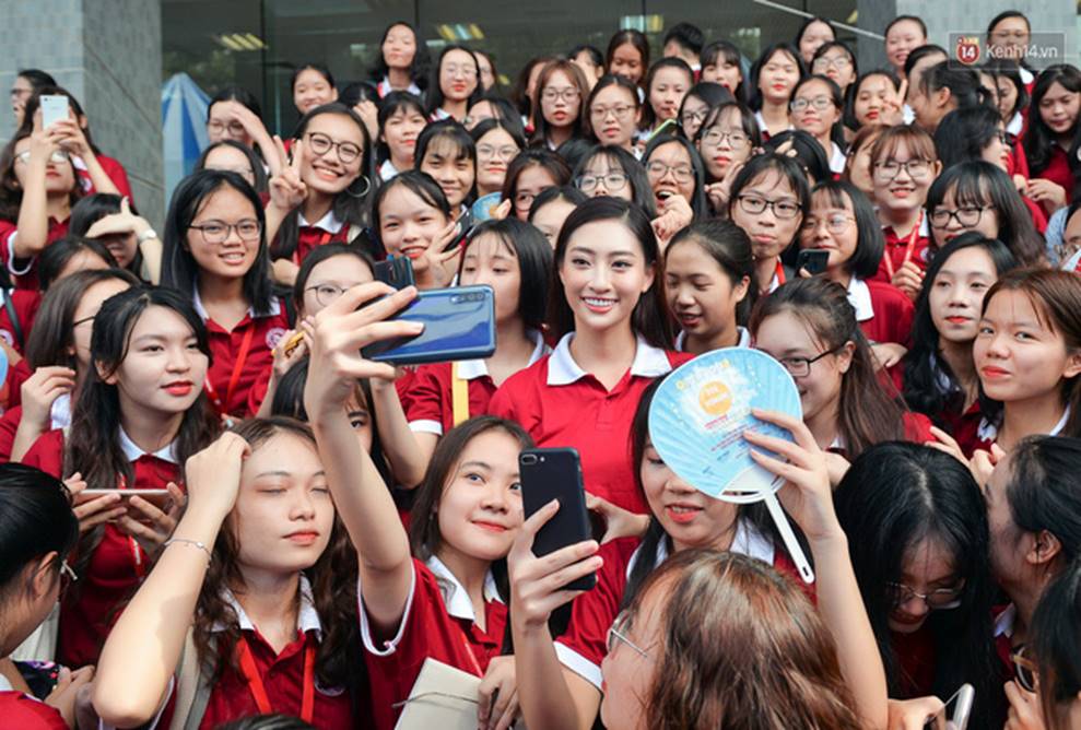 Hoa hậu Lương Thùy Linh đẹp xuất sắc trong ngày khai giảng Ngoại thương, khẳng định chưa có ý định Nam tiến để tập trung cho học tập-9