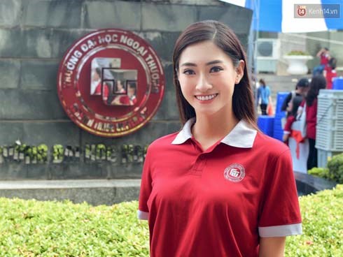 Hoa hậu Lương Thùy Linh đẹp xuất sắc trong ngày khai giảng Ngoại thương, khẳng định chưa có ý định Nam tiến để tập trung cho học tập