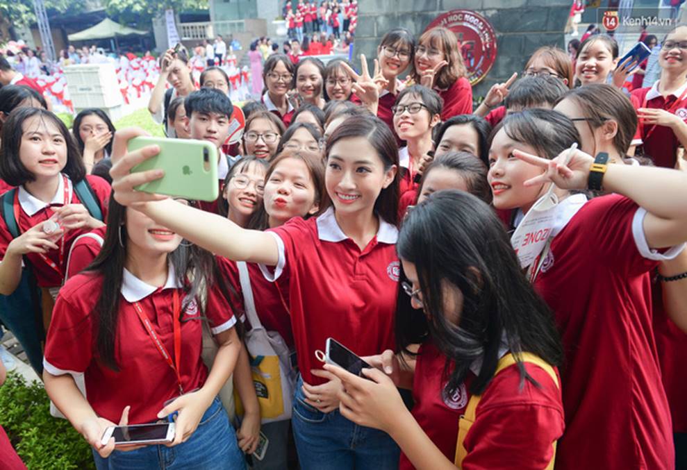 Hoa hậu Lương Thùy Linh đẹp xuất sắc trong ngày khai giảng Ngoại thương, khẳng định chưa có ý định Nam tiến để tập trung cho học tập-12