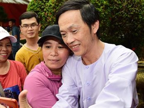 Hoài Linh nhún nhảy khi hát cùng con trai nuôi tại lễ giỗ Tổ nghề-1