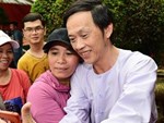 Hoài Linh nhún nhảy khi hát cùng con trai nuôi tại lễ giỗ Tổ nghề-1