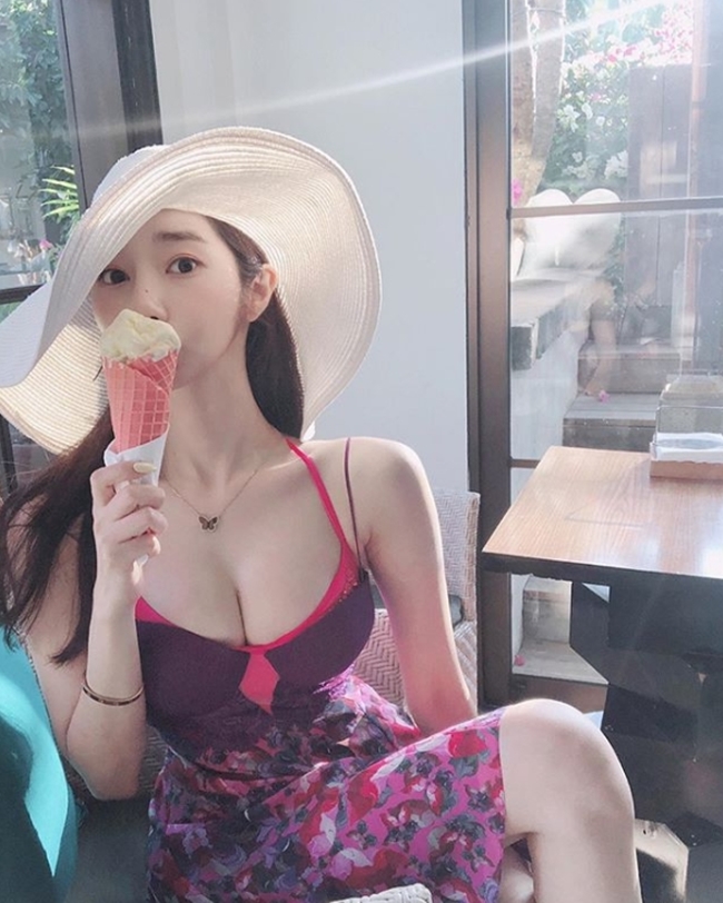 2 tiểu thư thành thị, giàu có nổi tiếng xứ Hàn diện toàn váy, bikini đắt tiền-2