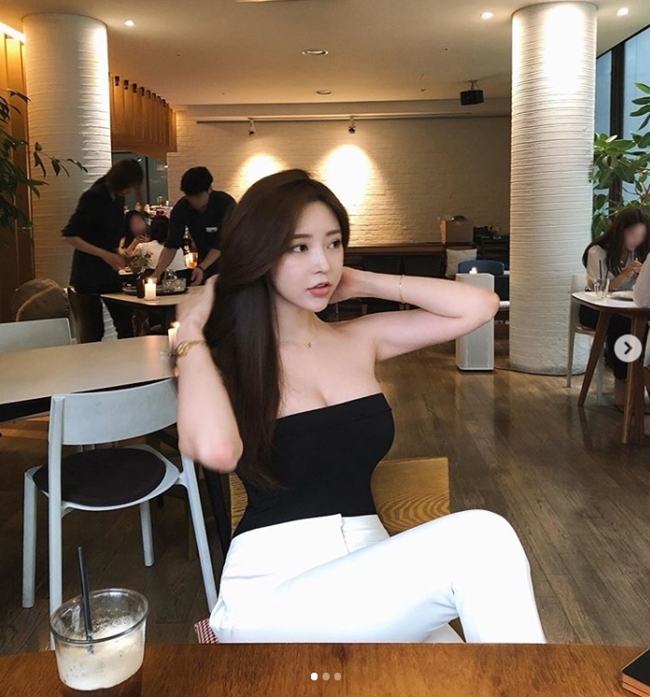 2 tiểu thư thành thị, giàu có nổi tiếng xứ Hàn diện toàn váy, bikini đắt tiền-17