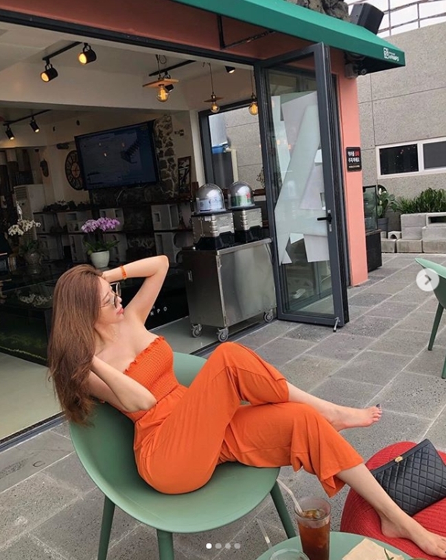 2 tiểu thư thành thị, giàu có nổi tiếng xứ Hàn diện toàn váy, bikini đắt tiền-18