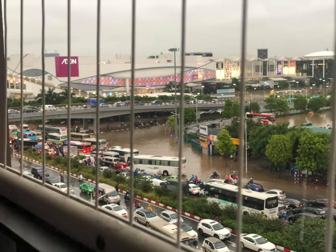Hà Nội: Sáng thức dậy ngỡ phố hóa sông, chôn chân cả tiếng trên cầu vì ùn tắc-6