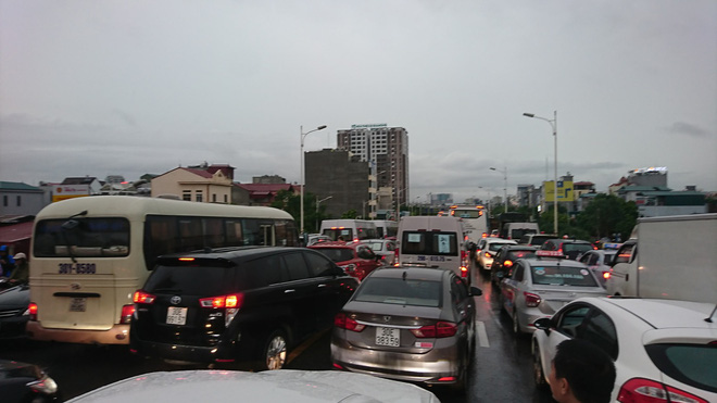 Hà Nội: Sáng thức dậy ngỡ phố hóa sông, chôn chân cả tiếng trên cầu vì ùn tắc-7