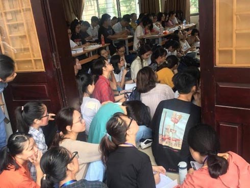 Bức ảnh sinh viên ngồi học kín tràn ra cả hành lang gây bão: Chỉ có năm nhất mới thế chứ lên năm 2 là vắng vẻ lắm!