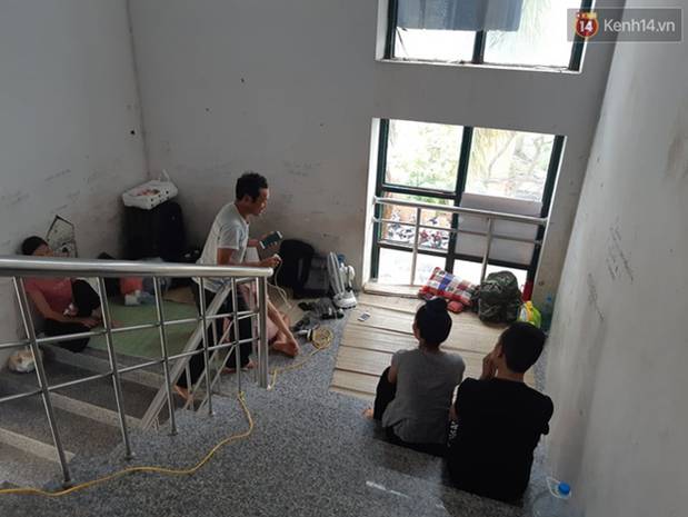 Xúc động những dòng thư trên bức tường loang lổ ngoài phòng mổ của viện E: 4 lần mẹ phải ở đây chờ con rồi, con ơi...-1