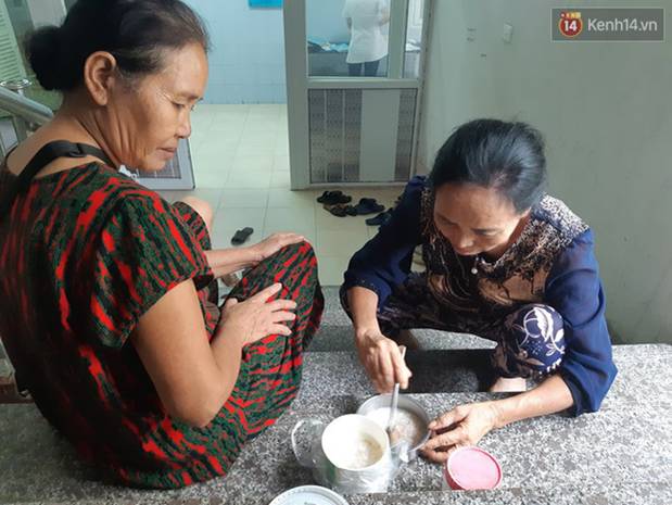 Xúc động những dòng thư trên bức tường loang lổ ngoài phòng mổ của viện E: 4 lần mẹ phải ở đây chờ con rồi, con ơi...-7