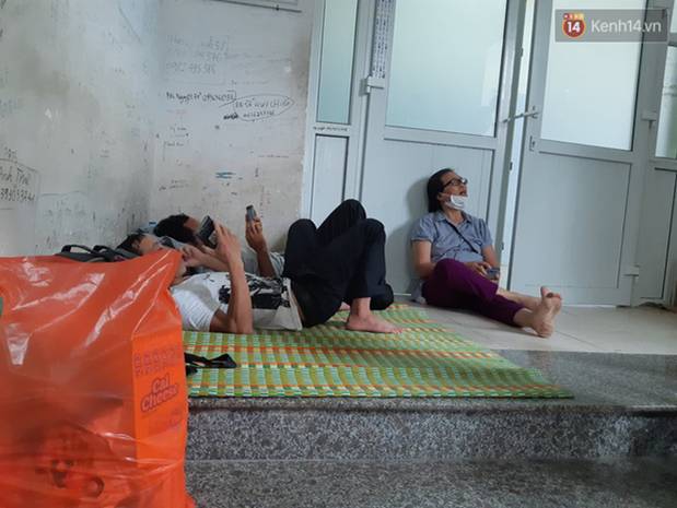 Xúc động những dòng thư trên bức tường loang lổ ngoài phòng mổ của viện E: 4 lần mẹ phải ở đây chờ con rồi, con ơi...-8