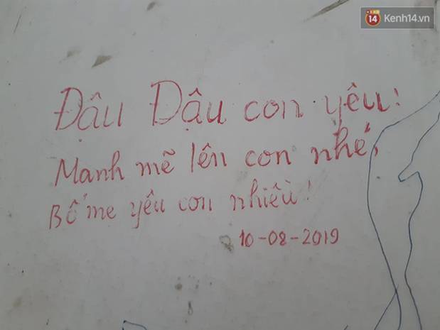 Xúc động những dòng thư trên bức tường loang lổ ngoài phòng mổ của viện E: 4 lần mẹ phải ở đây chờ con rồi, con ơi...-9