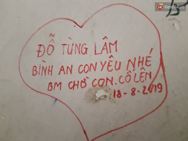 Xúc động những dòng thư trên bức tường loang lổ ngoài phòng mổ của viện E: 4 lần mẹ phải ở đây chờ con rồi, con ơi...-17