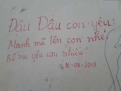 Xúc động những dòng thư trên bức tường loang lổ ngoài phòng mổ của viện E: “4 lần mẹ phải ở đây chờ con rồi, con ơi...