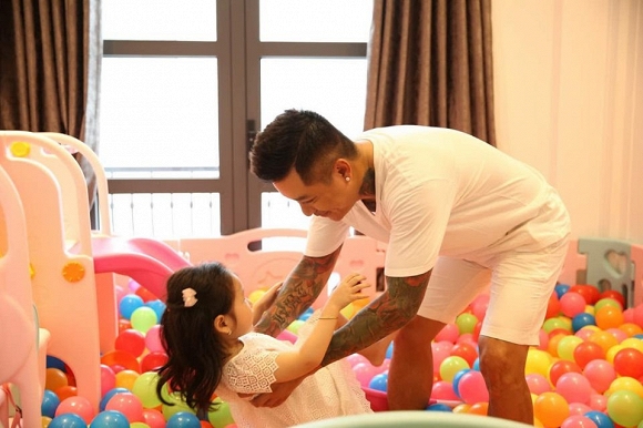 Ca sĩ Tuấn Hưng vui vẻ chơi đùa cùng các con sau thời gian tối mắt chạy show-3