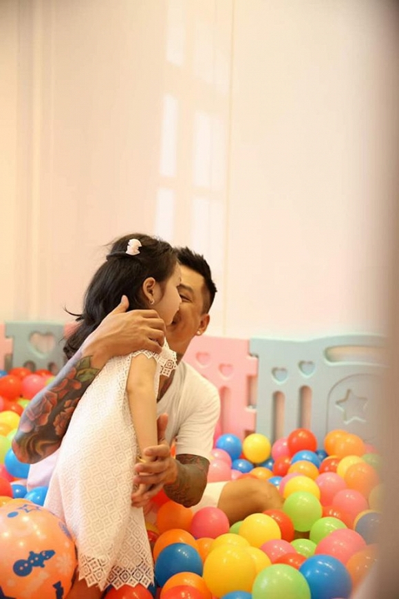 Ca sĩ Tuấn Hưng vui vẻ chơi đùa cùng các con sau thời gian tối mắt chạy show-4