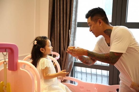 Ca sĩ Tuấn Hưng vui vẻ chơi đùa cùng các con sau thời gian tối mắt chạy show-5