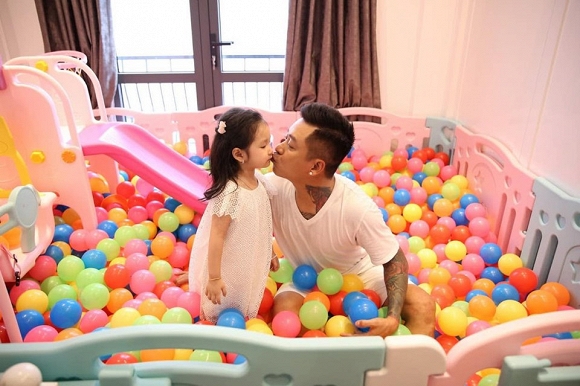 Ca sĩ Tuấn Hưng vui vẻ chơi đùa cùng các con sau thời gian tối mắt chạy show-7