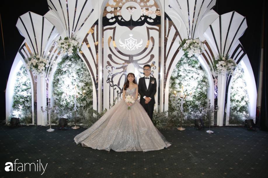 Vừa công khai bức ảnh lái siêu xe chở con gái lên lễ đường, đại gia Minh Nhựa được nhiều người khẳng định là ông bố giàu mà còn chất nhất 2019-1