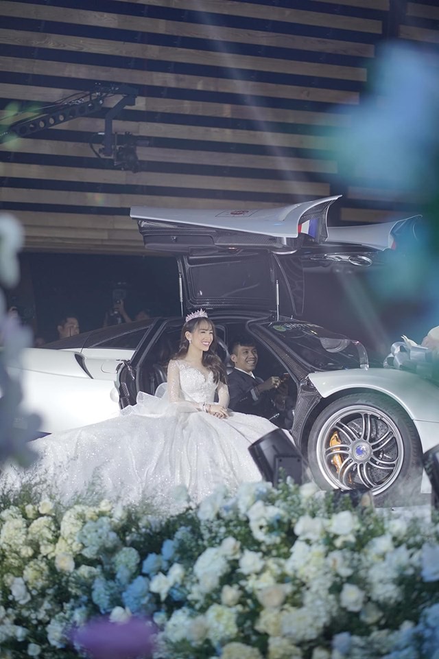Vừa công khai bức ảnh lái siêu xe chở con gái lên lễ đường, đại gia Minh Nhựa được nhiều người khẳng định là ông bố giàu mà còn chất nhất 2019-4