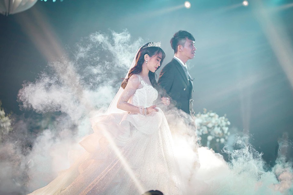 Vừa công khai bức ảnh lái siêu xe chở con gái lên lễ đường, đại gia Minh Nhựa được nhiều người khẳng định là ông bố giàu mà còn chất nhất 2019-6