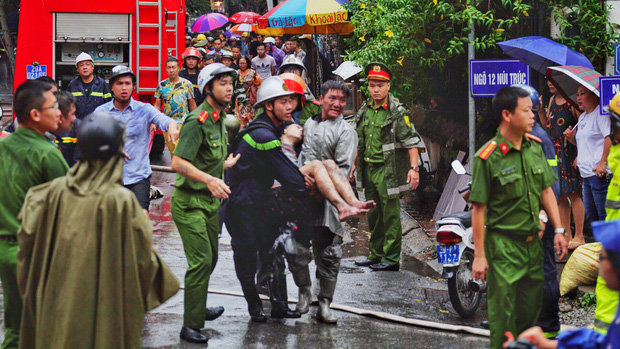 Cháy lớn tại căn nhà 5 tầng trên phố Núi Trúc, nam thanh niên 17 tuổi mắc kẹt được giải cứu kịp thời-4