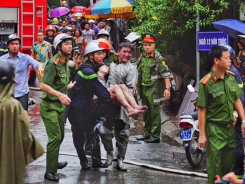 Cháy lớn tại căn nhà 5 tầng trên phố Núi Trúc, nam thanh niên 17 tuổi mắc kẹt được giải cứu kịp thời