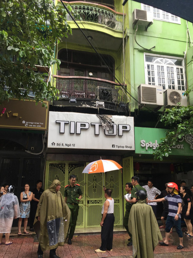 Cháy lớn tại căn nhà 5 tầng trên phố Núi Trúc, nam thanh niên 17 tuổi mắc kẹt được giải cứu kịp thời-5