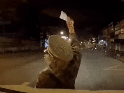 Nhóm múa lân lao thẳng đầu ôtô để xin tiền-1