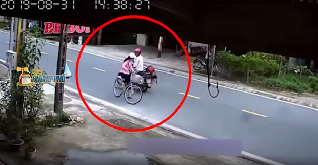 Clip gã đàn ông chặn xe đạp thiếu nữ để giở trò biến thái khiến cộng đồng mạng phẫn nộ-1